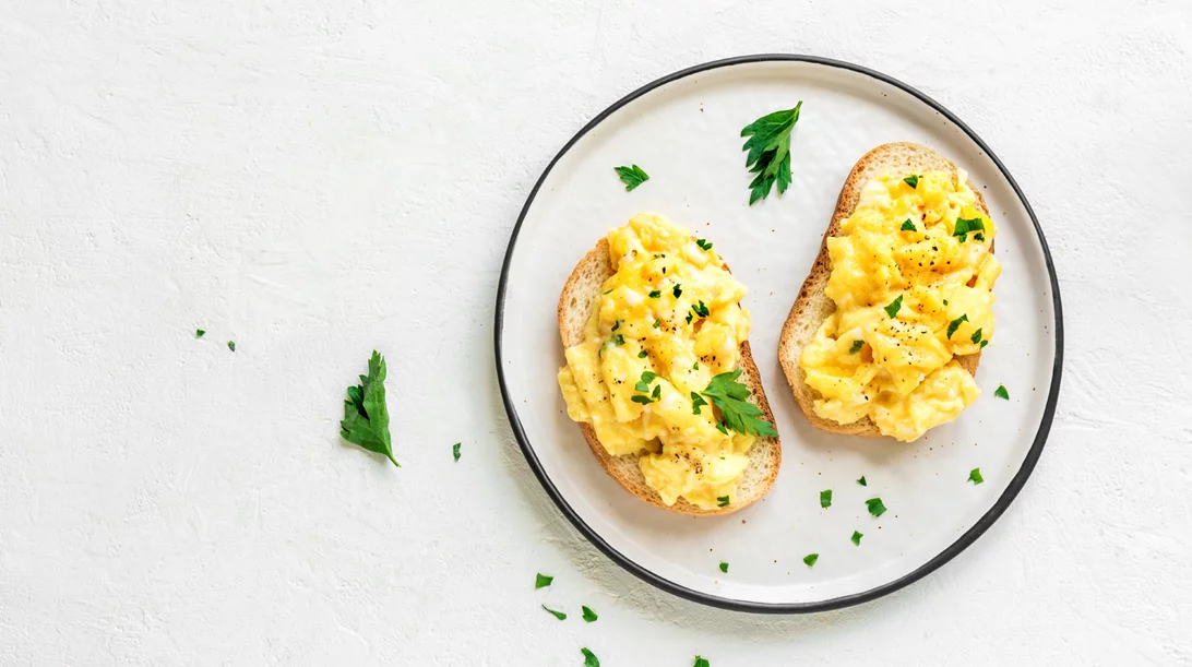 Αυγά: 4 εύκολοι τρόποι να τα μαγειρέψεις στο φούρνο μικροκυμάτων