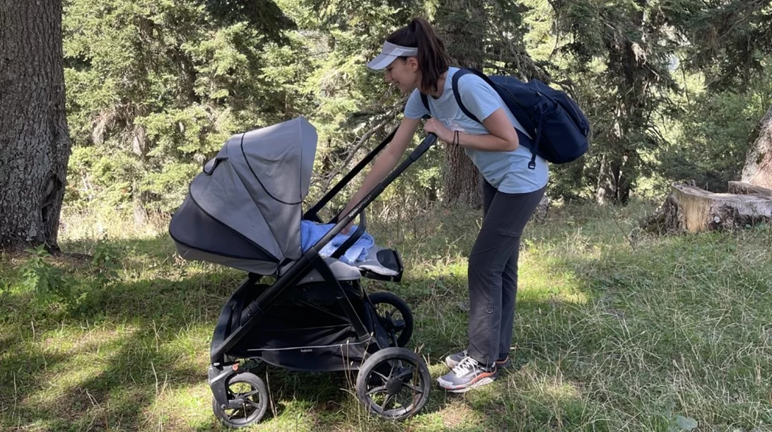 Ενισχύοντας τη μητρότητα: Πώς η Χριστίνα Φλαμπούρη εξερευνά τη φύση με σύμμαχο την Inglesina
