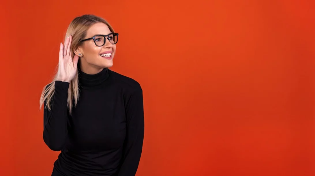 Βουίζουν τα αφτιά σου; Τι είναι οι εμβοές, τα συμπτώματα και πόσους αφορά