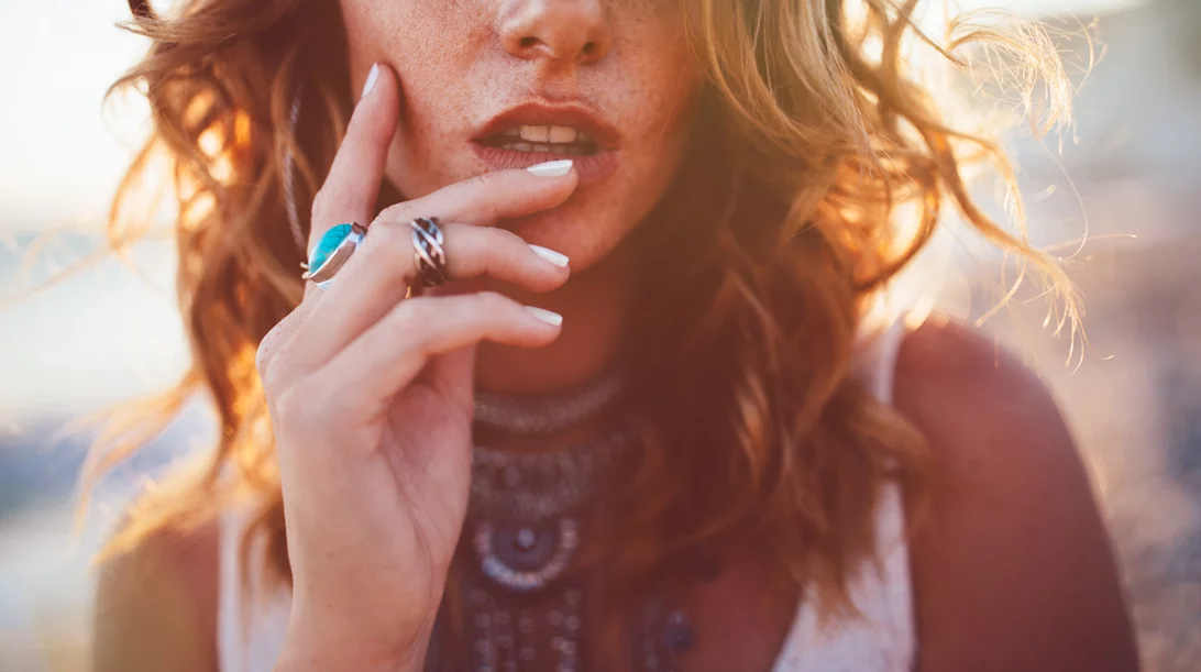 Είσαι ξανθιά; Αυτό είναι το χρώμα μαλλιών που θα σε ανανεώσει το καλοκαίρι αλλά θα δείχνει τέλειο και το φθινόπωρο