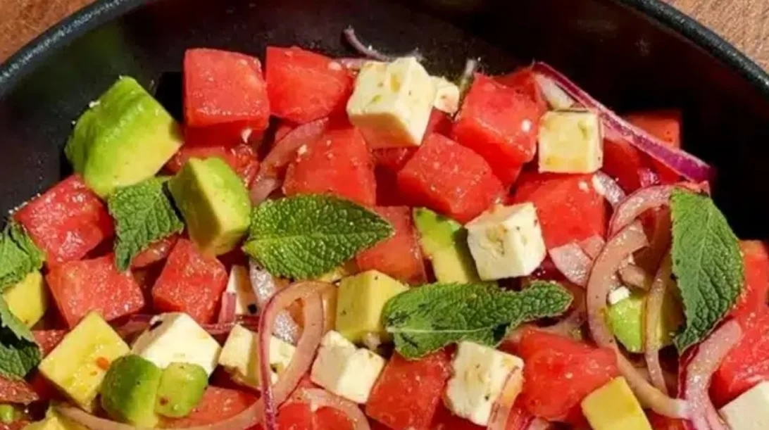 Καλοκαιρινή συνταγή: Η πιο δροσιστική "χωριάτικη" σαλάτα με καρπούζι
