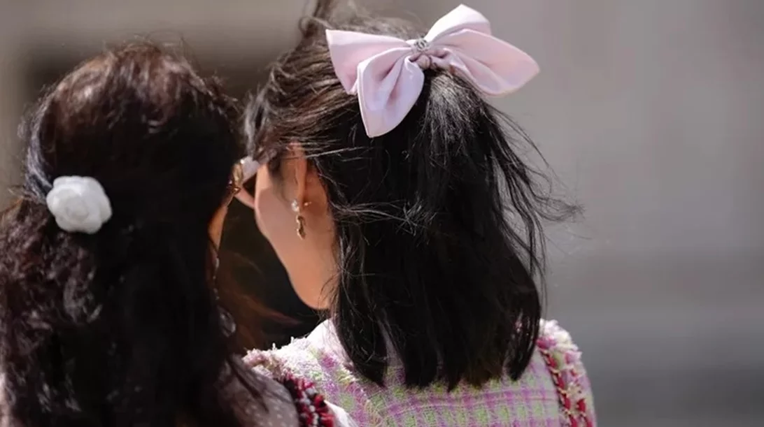 5 αξεσουάρ για τα μαλλιά σου που θα βρεις στις εκπτώσεις στη Mango