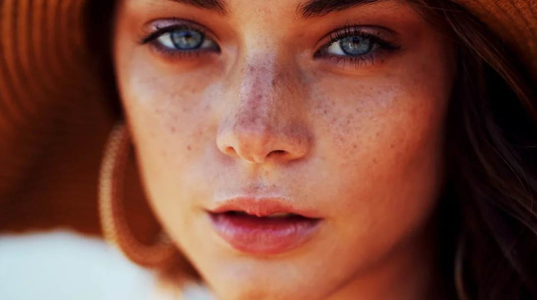 Πώς θα αποφύγεις τις πανάδες, το δέρμα που γυαλίζει και το αλλοιωμένο μακιγιάζ;