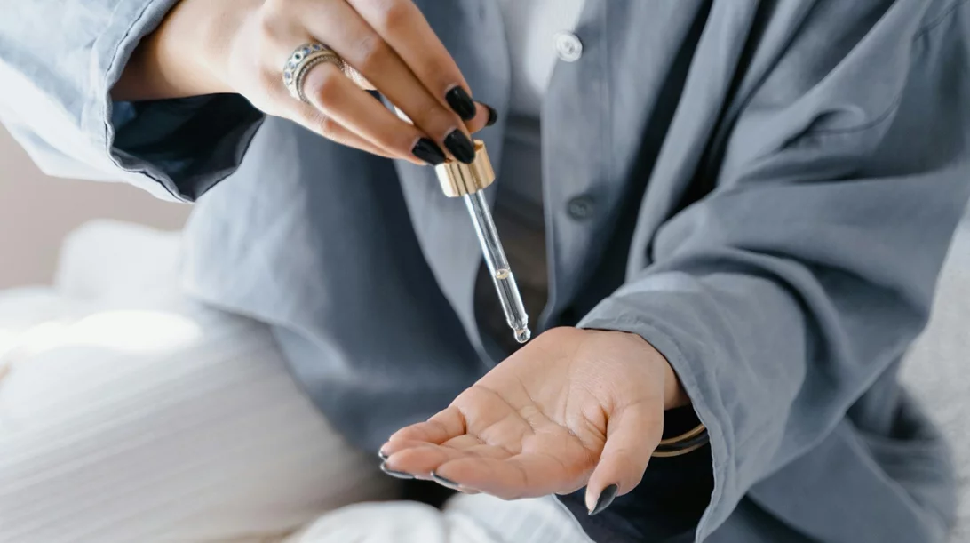 Αμυγδαλέλαιο, λάδι καρύδας ή καστορέλαιο; Ποιο έλαιο μαλλιών να επιλέξεις ανάλογα με τις ανάγκες σου