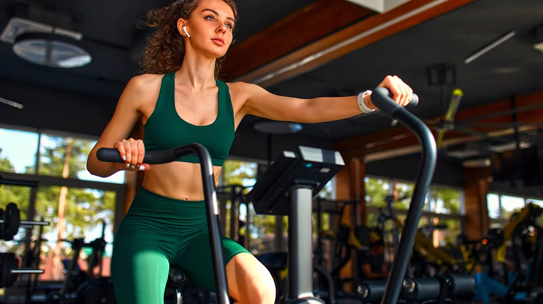 Πιασμένη μετά το γυμναστήριο; 8 πράγματα που θα ανακουφίσουν τους μυς σου ASAP