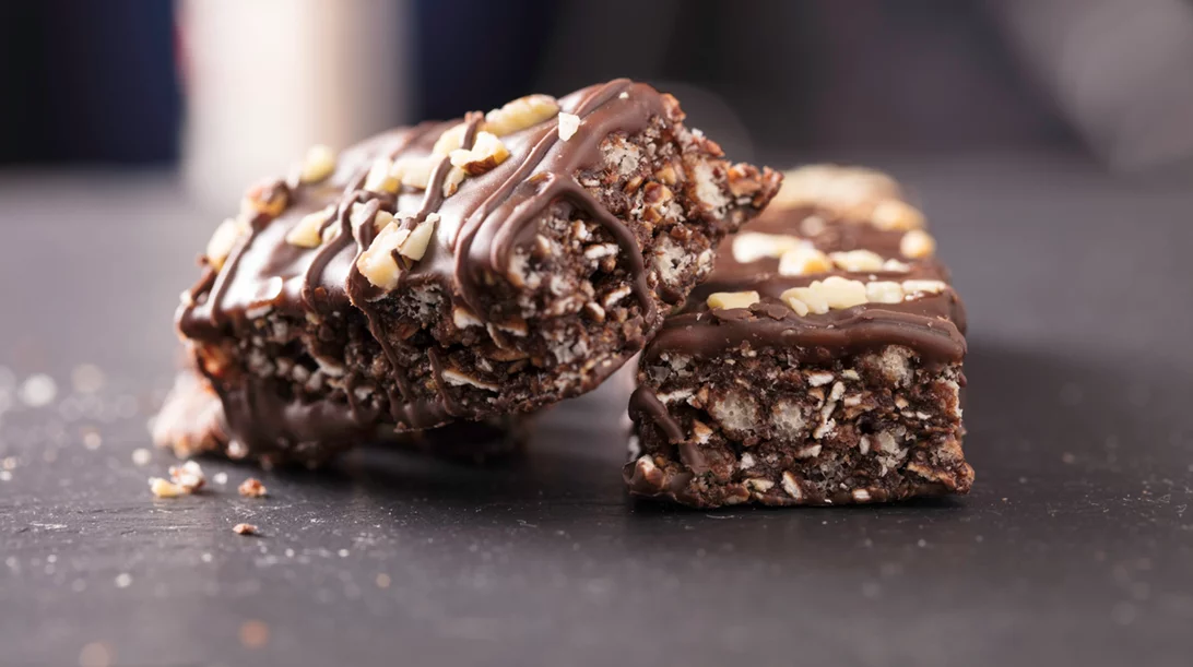 Σου αρέσουν οι crunchy σοκολάτες με ρύζι; Τότε θα λατρέψεις αυτή τη σπιτική εναλλακτική με κινόα