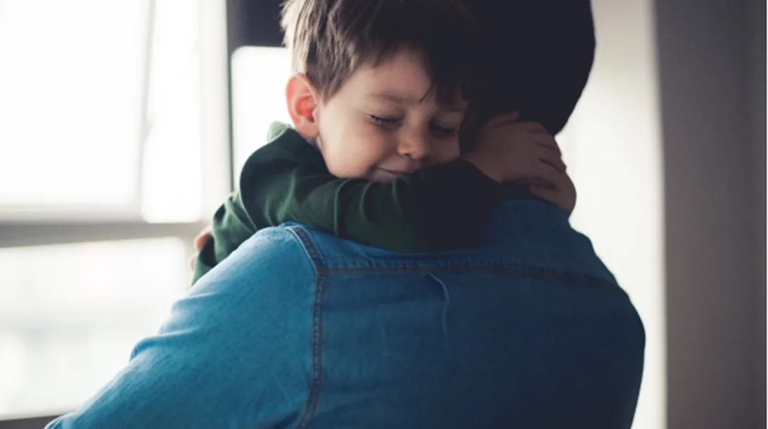 "Περίμενε να έρθει ο πατέρας σου": Πώς η φράση που κάποτε μας στοίχειωνε, πλέον σημαίνει κάτι εντελώς διαφορετικό για τα παιδιά μας