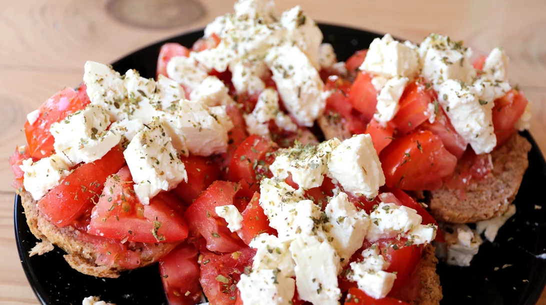 Ντάκος χωρίς φέτα: Οι καλύτερες εναλλακτικές τυριών για τη σαλάτα σου