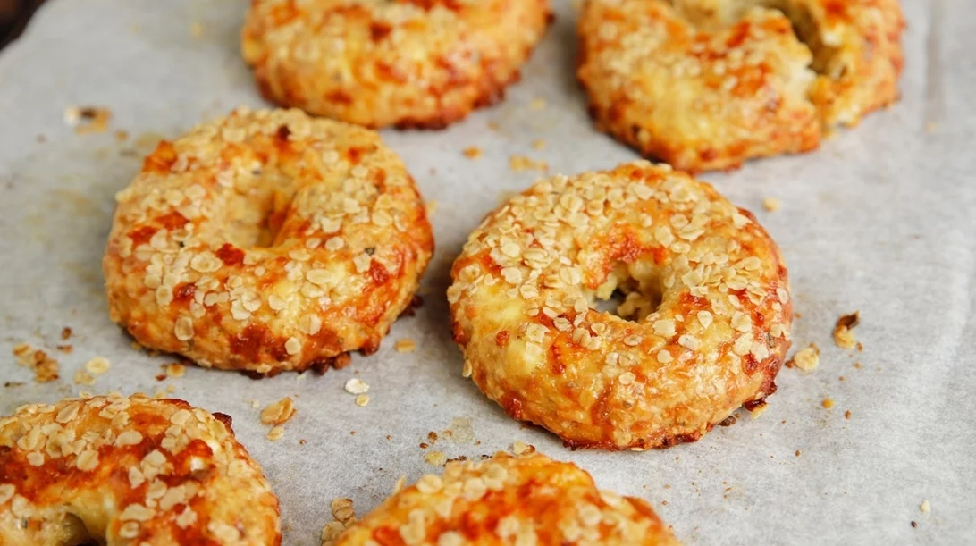 Πεντανόστιμα τυροκούλουρα με βρώμη και 4 μόνο υλικά