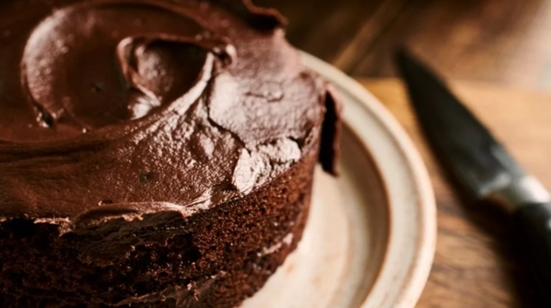 Το απόλυτο σοκολατένιο κέικ - Αφράτο, νόστιμο και δεν χρειάζεται ούτε μίξερ