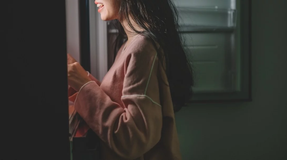 Βραδινές λιγούρες: Γιατί πεινάς αργά το βράδυ + 3 ιδανικές επιλογές από τη διατροφολόγο