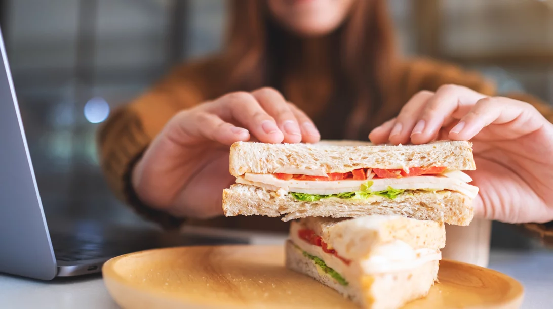 Τι να τρώω στο γραφείο; Οι συμβουλές της διατροφολόγου για να μην πάρεις περιττά κιλά