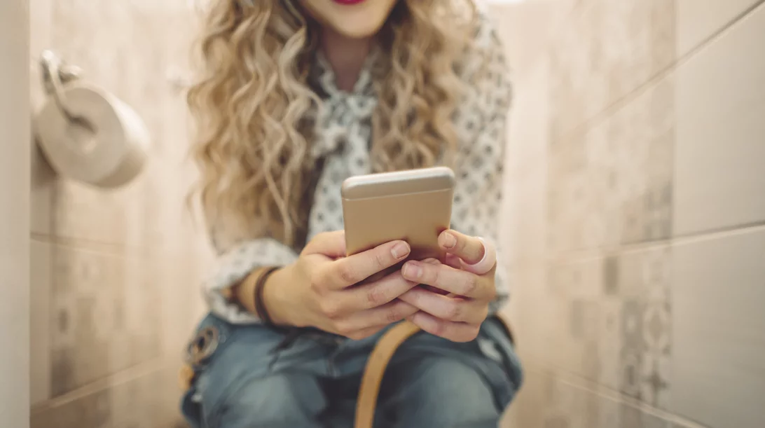 Κινητό στην τουαλέτα: Πόσο βλαβερή για την υγεία σου είναι αυτή η συνήθεια;