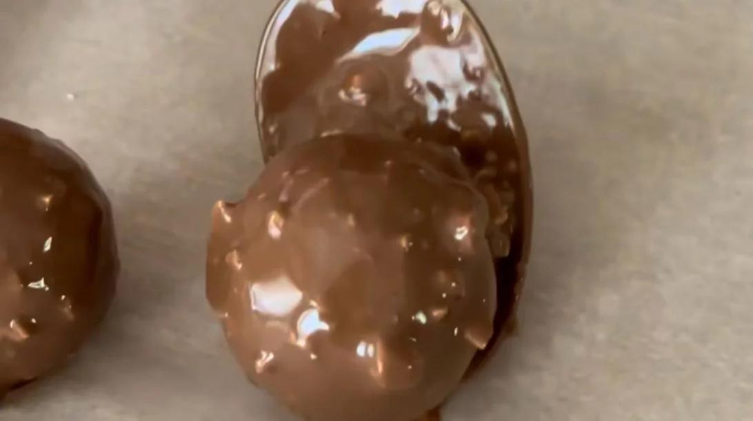 Σοκολατένια τρουφάκια με ρεβίθια και άλλα 5 υλικά