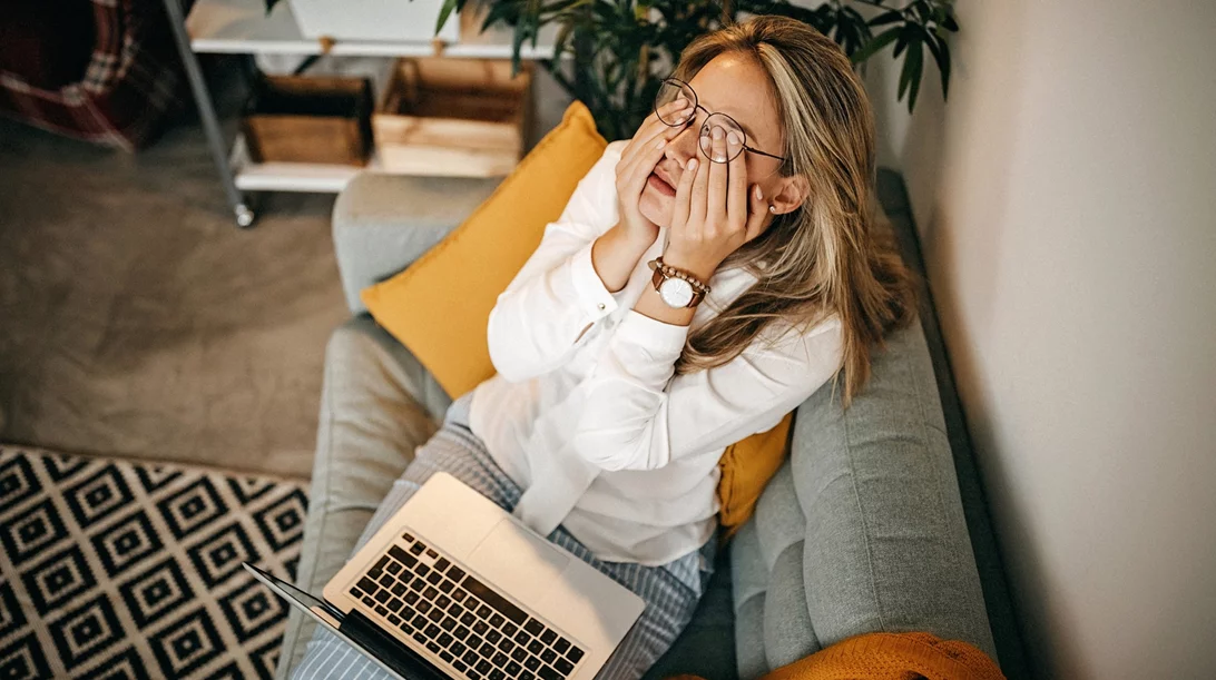 Γιατί νιώθεις τόσο εξαντλημένη πριν από την περιόδο;