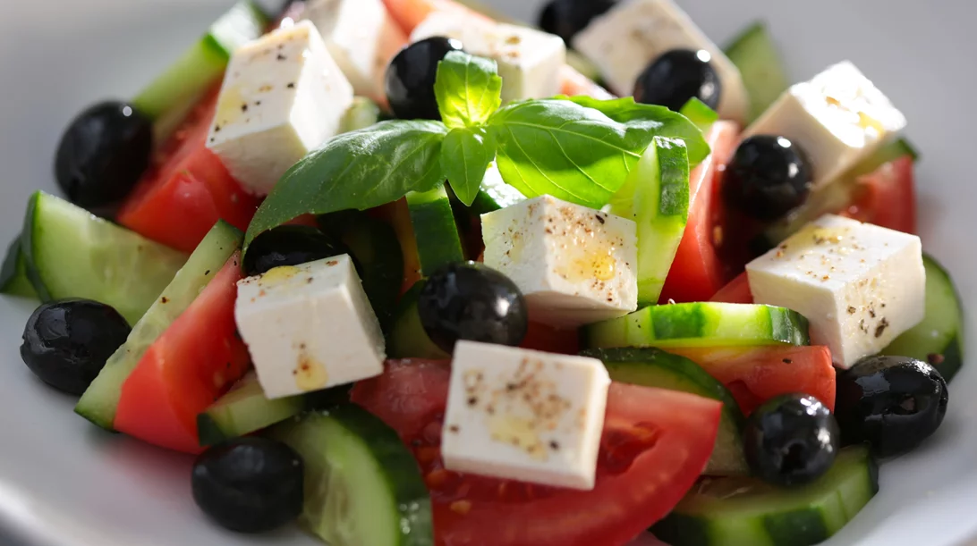 Χωριάτικη σαλάτα με μους φέτας: Iδανική για τα  Αυγουστιάτικα βράδια