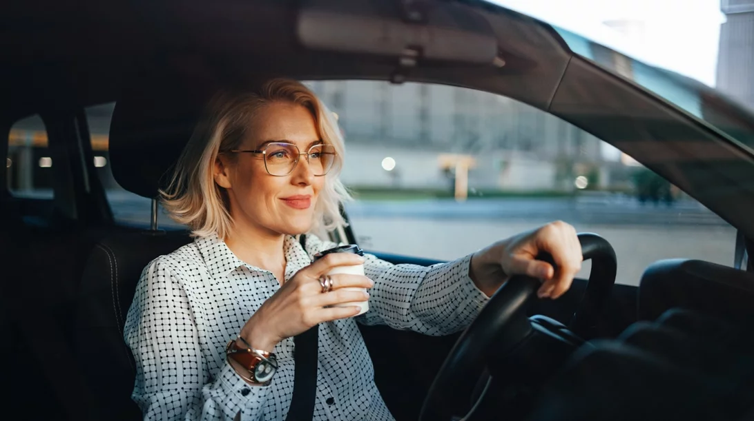 Απαγορεύεται ο καφές στο αυτοκίνητο | Τι απαντά η επιστήμη;