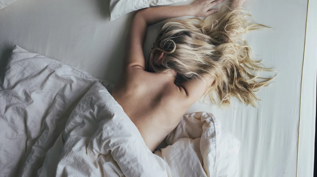 Γιατί πρέπει να ξεκινήσεις να κοιμάσαι γυμνή