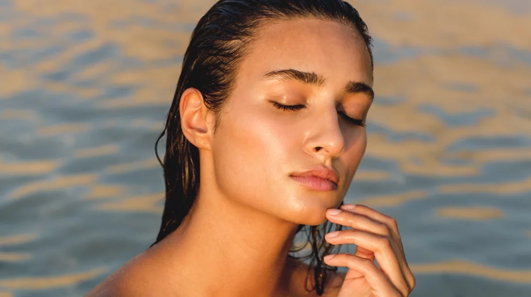 "Μυρίζουν σαν αντηλιακό": 9 καλοκαιρινά αρώματα που σε "στέλνουν" στην παραλία