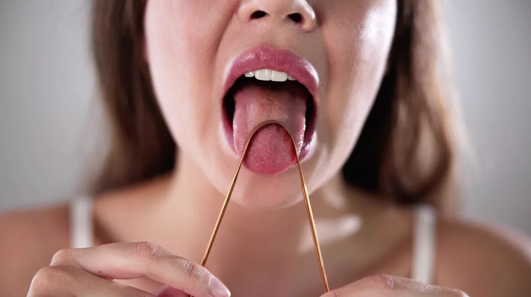 Βήμα - βήμα πώς πρέπει να καθαρίζεις τη γλώσσα σου (ναι, πρέπει να το κάνεις)