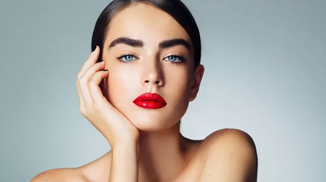 Αδύναμες βλεφαρίδες που πέφτουν; Τα lash serums που θα σε βοηθήσουν να τις δυναμώσεις