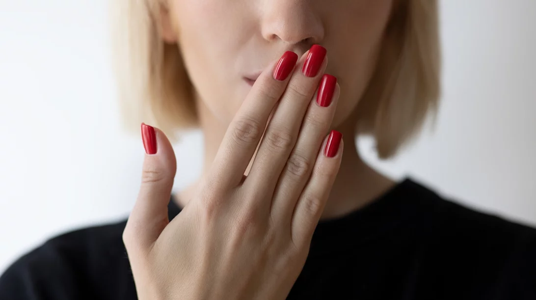 3 κόλπα για να ελέγξεις μόνη σου αν η αναπνοή σου είναι δυσάρεστη