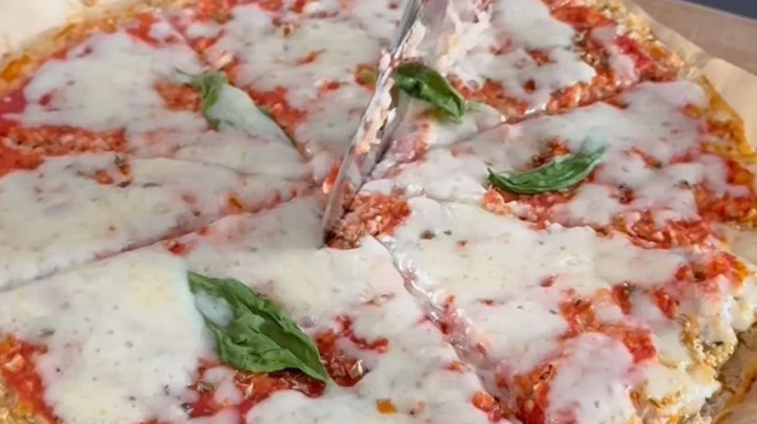 Συνταγή για τη viral pizza με ζύμη από κουνουπίδι