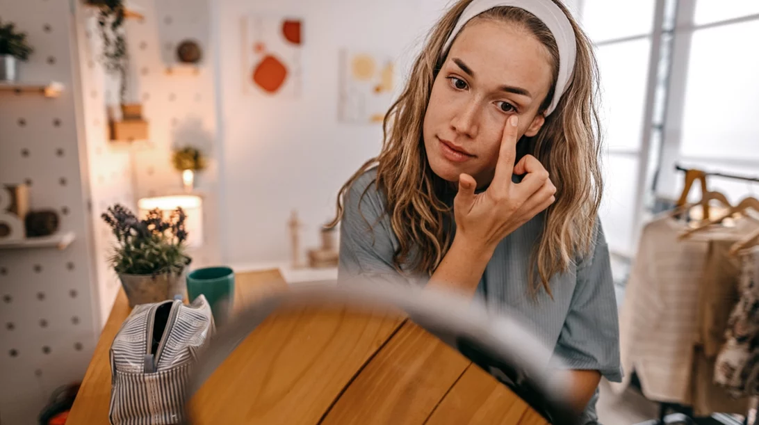 5 DIY beauty συνταγές που βάζουν τέλος στα πρησμένα μάτια