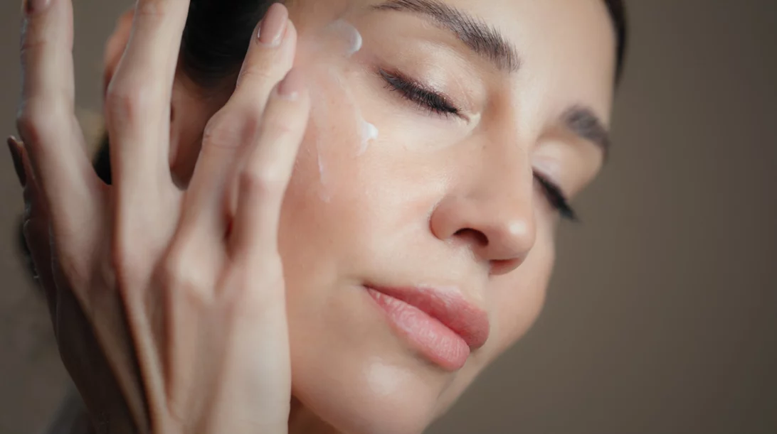 Σαν φρεσκοστημένος χυμός πορτοκάλι: Η κρέμα με βιταμίνη B3 που επαναφέρει τη λάμψη στην επιδερμίδα