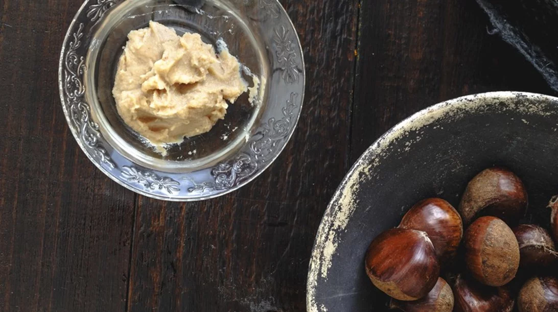 Το κάστανο στη ρουτίνα ομορφιάς: Πώς θα φτιάξεις μάσκα προσώπου για λαμπερό δέρμα