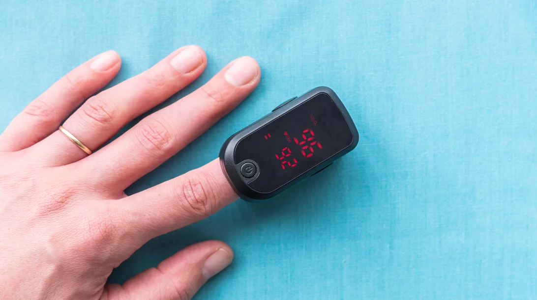 Οξύμετρο: Όσα πρέπει να ξέρουμε για τη μικρή συσκευή που μετρά το οξυγόνο στο αίμα μας