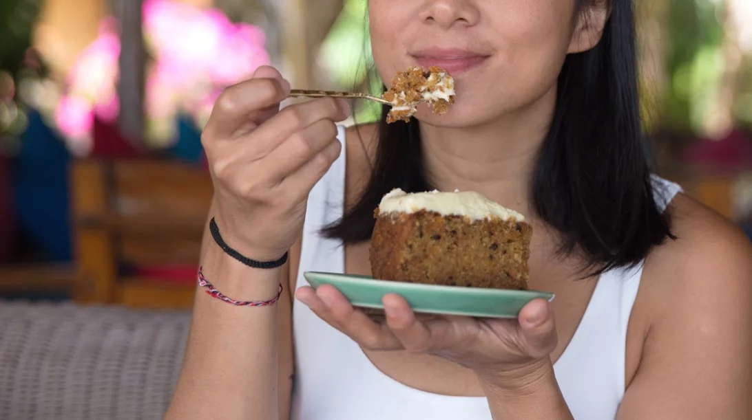 4 λόγοι που θέλεις γλυκό μετά το φαγητό (+ πώς να το σταματήσεις)