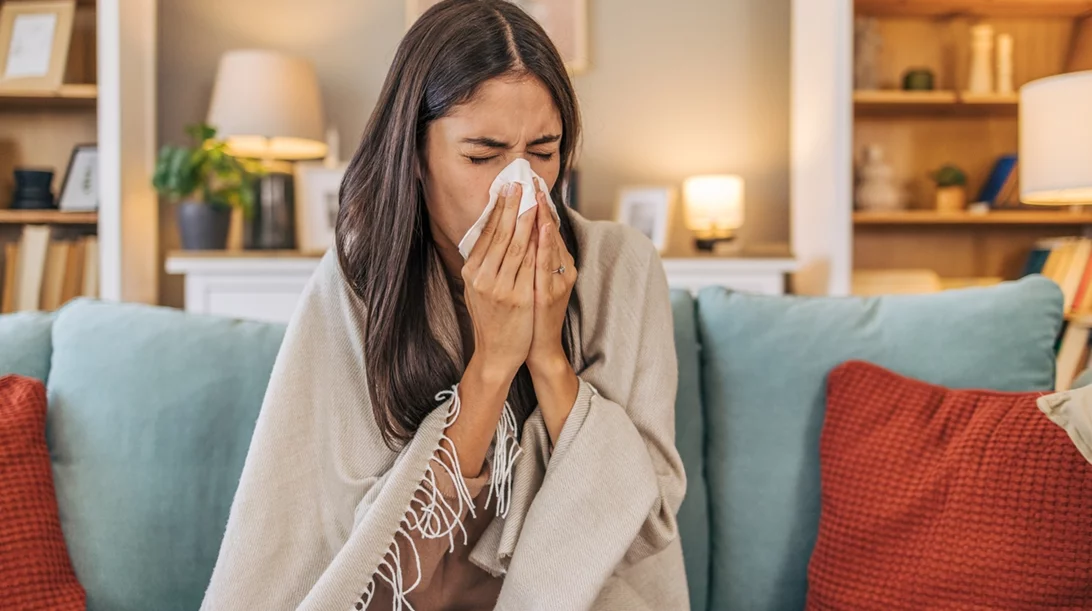 Έξαρση γρίπης τα Χριστούγεννα: Οι επιστήμονες προειδοποιούν για δυναμική μετάδοση - 5 μέτρα που τη μειώνουν