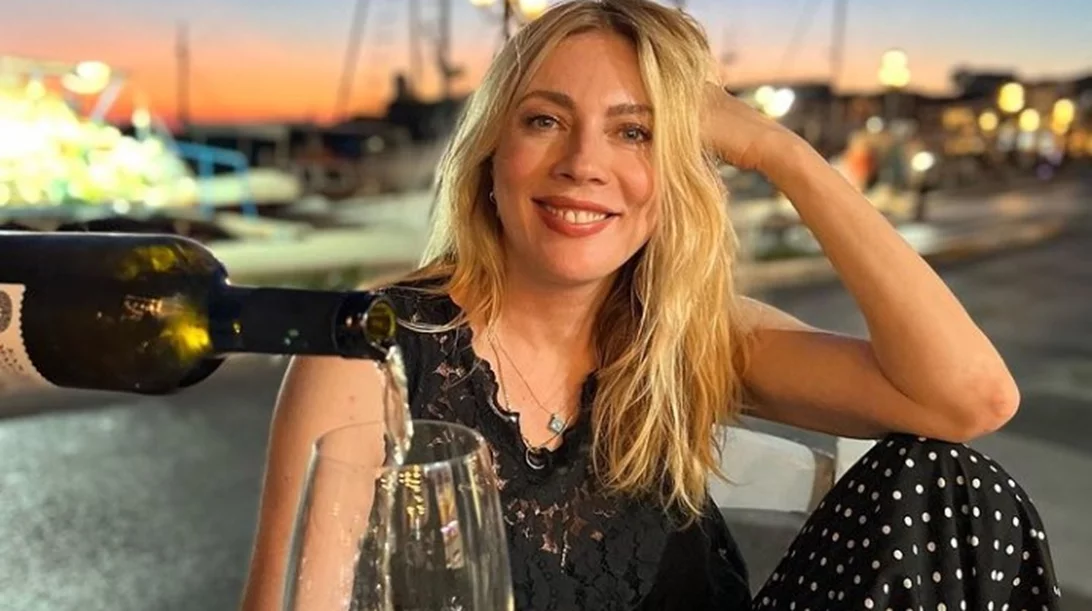 Η Σμαράγδα Καρύδη ποζάρει στην παραλία με πράσινο μπικίνι και κοιλιακούς που εντυπωσιάζουν