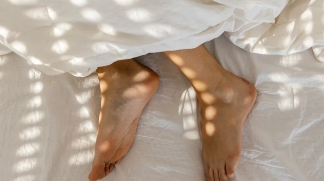 Ξηρά πέλματα; Δερματολόγος αποκαλύπτει γιατί η ενυδατική κρέμα δεν βοηθά - ποια προϊόντα πρέπει να χρησιμοποιείς