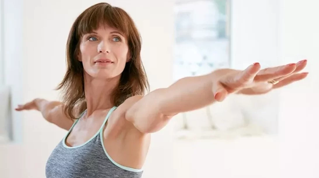 Η άσκηση Pilates που πρέπει να κάνετε μετά τα 50 για να χάσετε λίπος στην κοιλιά