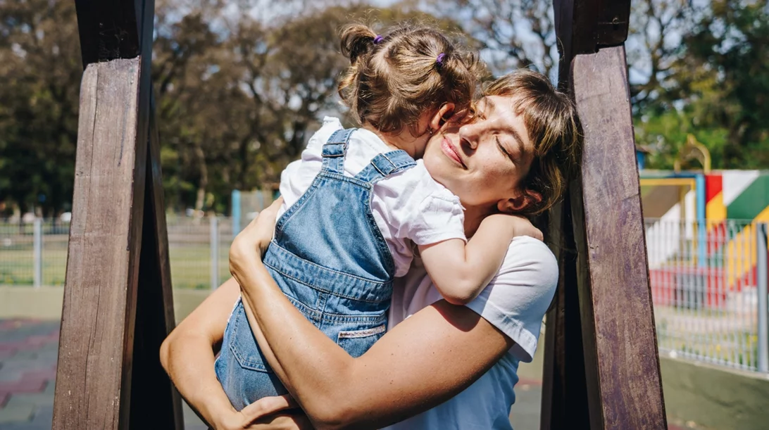 "Ζήτα αμέσως συγγνώμη": Μήπως με αυτή τη φράση μαθαίνουμε στα παιδιά πώς να λένε ψέματα;