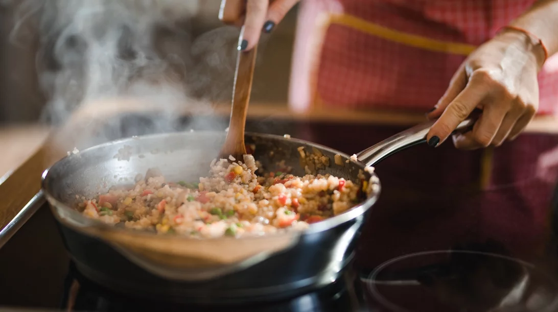 Το έξυπνο τρικ στο μαγείρεμα που μειώνει τη χοληστερόλη - τι προτείνει ένας ειδικός