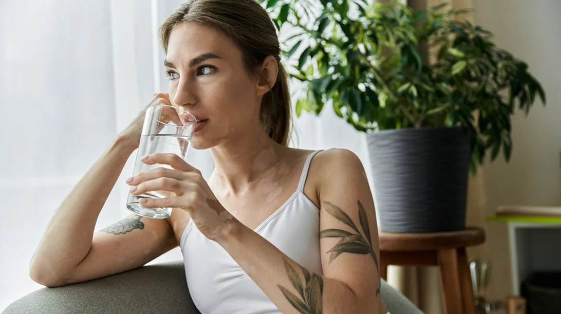 Ξηρό δέρμα: Γίνεται να το ανατρέψεις αν πιεις περισσότερο νερό;