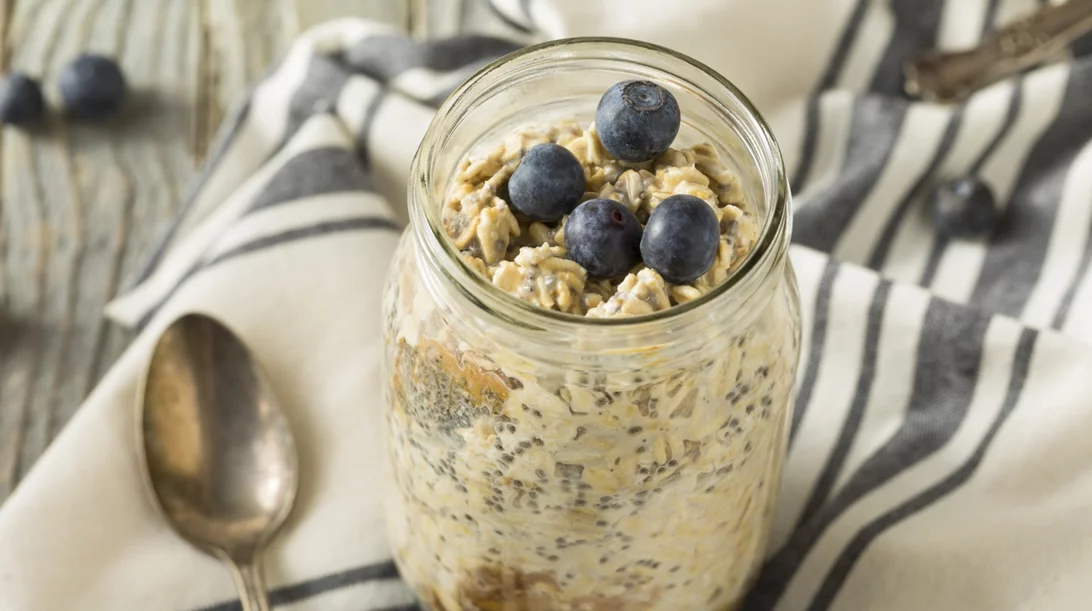 Βρώμη από το βράδυ χωρίς μαγείρεμα που θυμίζει γλυκιά πίτα με μύρτιλλα