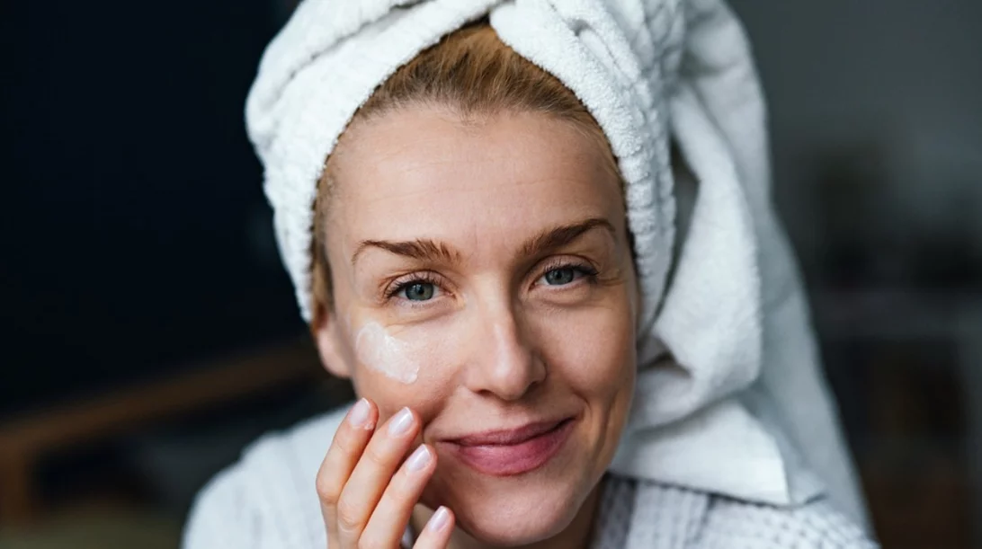 Πώς θα δείχνουμε νεότερες για περισσότερα χρόνια; Τι συμβουλεύουν δερματολόγοι