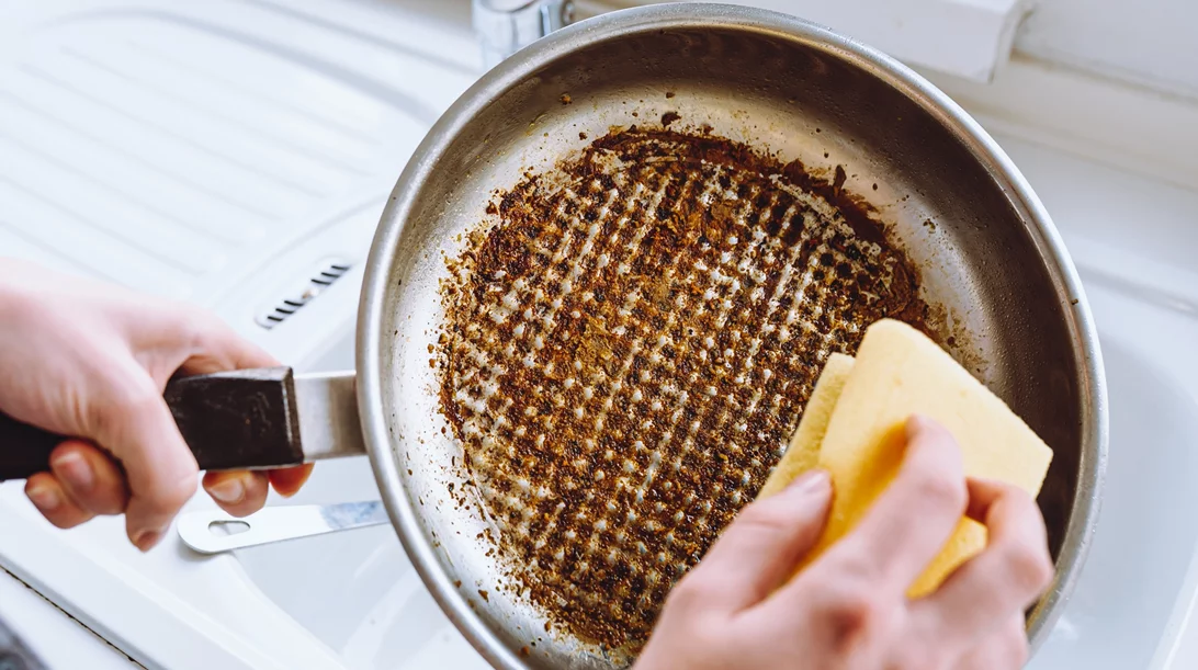 Πώς να καθαρίσεις τη βάση σε ένα τηγάνι; Διώξε τα λάδια εύκολα με 4 υλικά