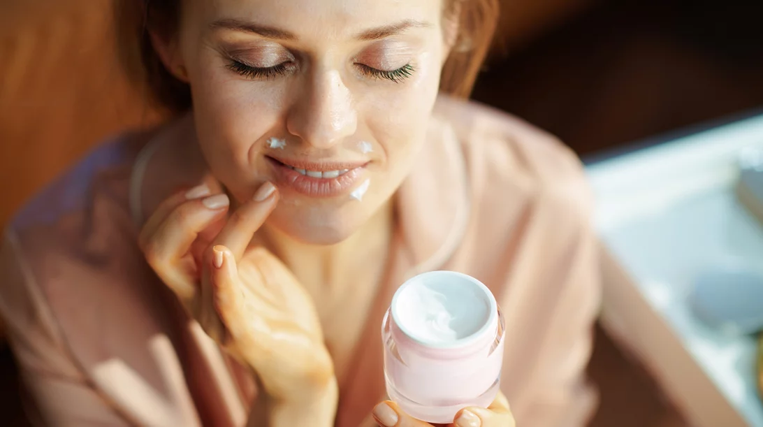 Κρέμα ημέρας ή κρέμα νύχτας; Ποια να επιλέξεις και γιατί