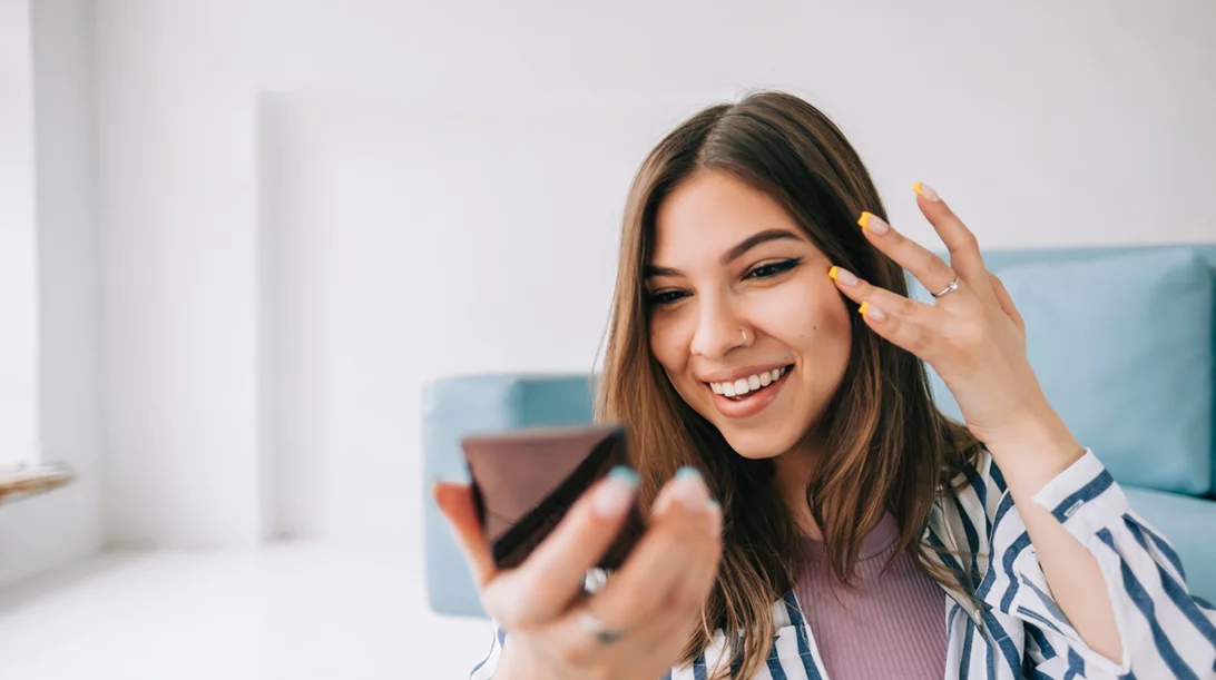 Πώς να καλύψω αποτελεσματικά ένα έντονο σπυράκι;