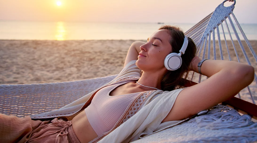 Ακούς μουσική με ακουστικά κάθε μέρα; Τότε δες από τι κινδυνεύεις - ακόμα και πριν τα 40!