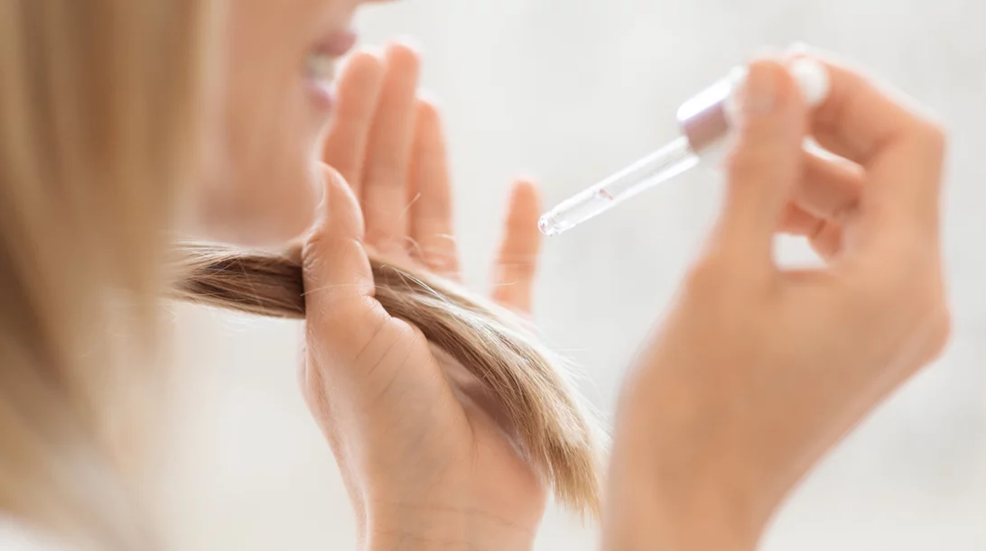 Πώς να χρησιμοποιήσεις το λάδι jojoba για πιο δυνατά και μακριά μαλλιά