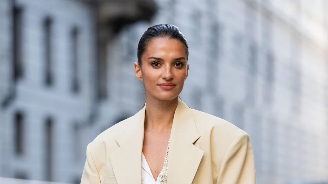 Κι όμως, αυτή η κίνηση μπορεί να κάνει την επιδερμίδα σου πιο λεία και πιο φωτεινή