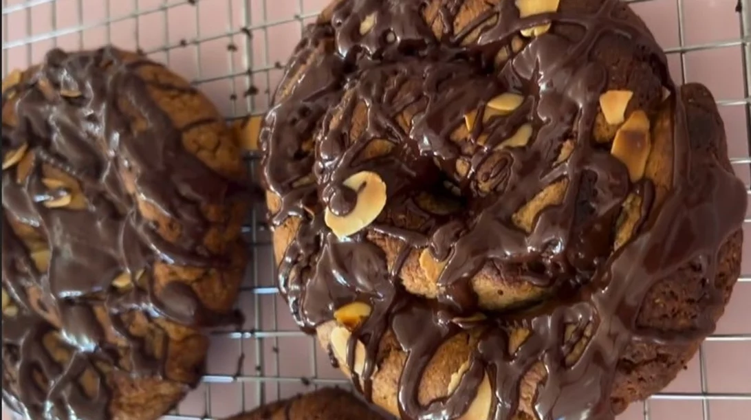 Νηστίσιμο κέικ με γεύση τσουρέκι χωρίς αλέυρι