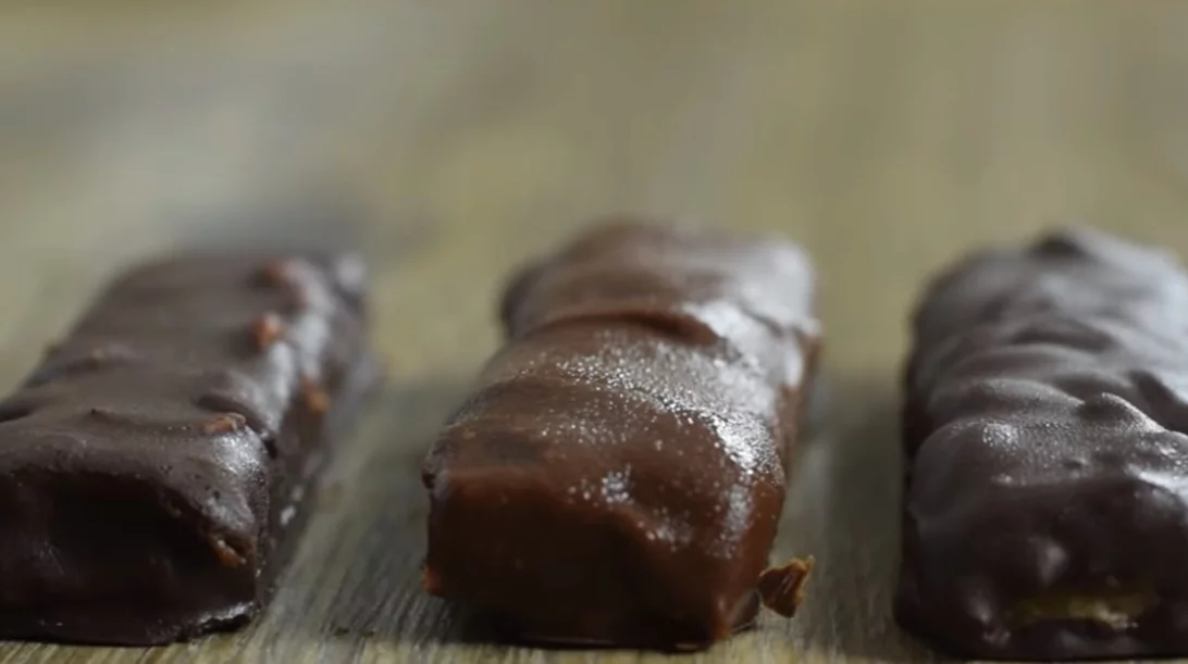 Συνταγή για σπιτικά snickers με λίγες θερμίδες και χωρίς ζάχαρη