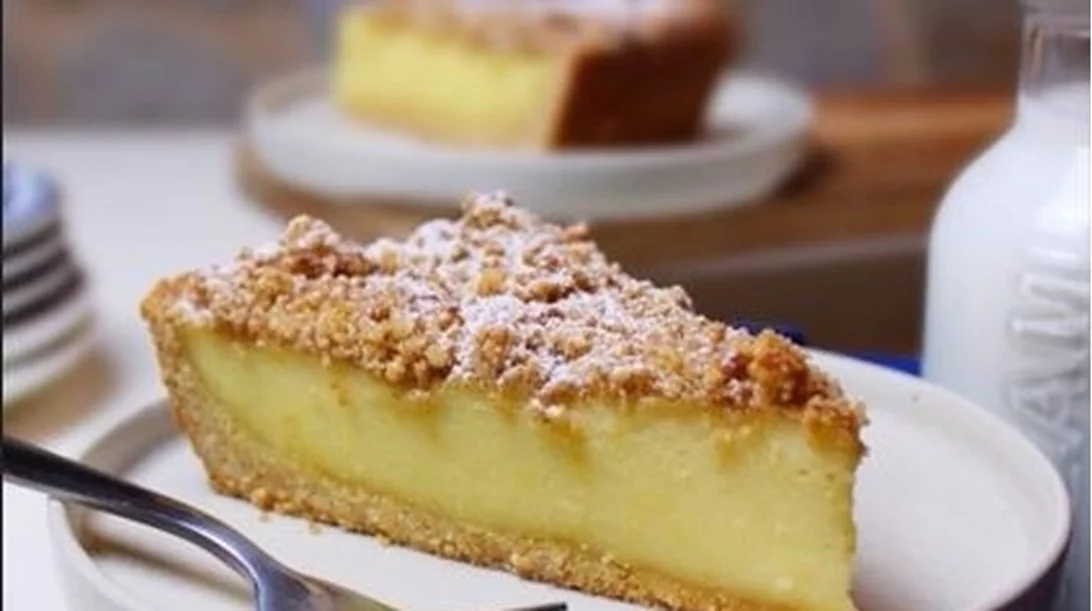 Συνταγή για γαλατόπιτα με βελούδινη κρέμα και μπισκότα